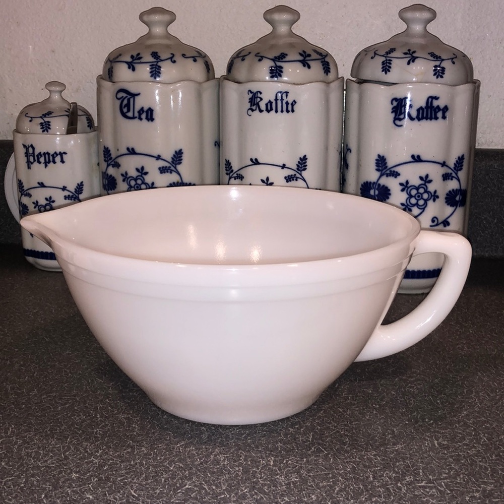 MILK GLASS 4cup Pouring Mixing Bowl VINTAGE